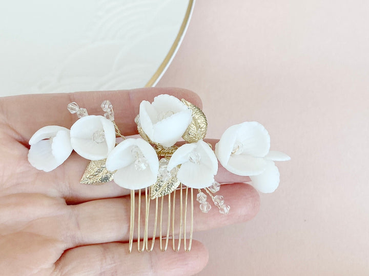 Zarter Braut Haarkamm Lori - gold mit Rocailles und zarten Blüten - kissedby.shop
