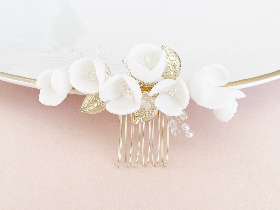 Zarter Braut Haarkamm Lori - gold mit Rocailles und zarten Blüten - kissedby.shop