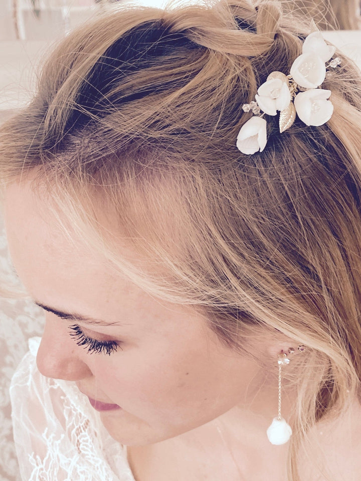 Zarter Braut Haarkamm Lori - gold mit Rocailles und zarten Blüten - kissedby.shop