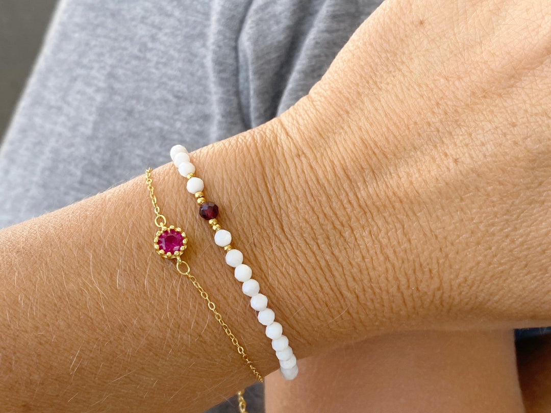 Zartes Armband mit himbeerfarbenem Zirkon aus vergoldetem Silber