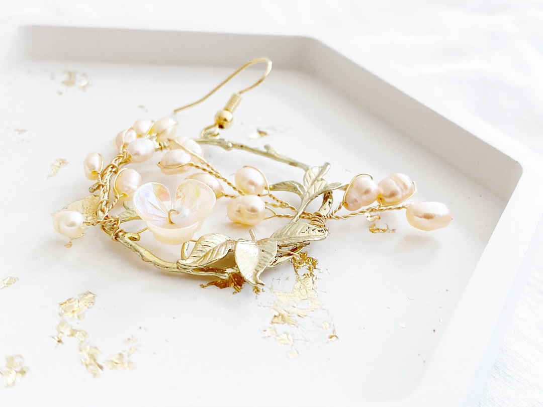 Zarte Ohrringe mit pinken Perlen und Blume für deine Hochzeit von ALICIA'S DIARY