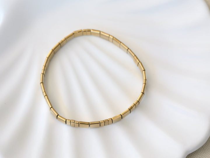 Goldenes Armband im Clean Girl Aesthetic Style für junge Frauen, Clean Girl Outfit Schmuck und Accessoires gold von Alicia's Diary