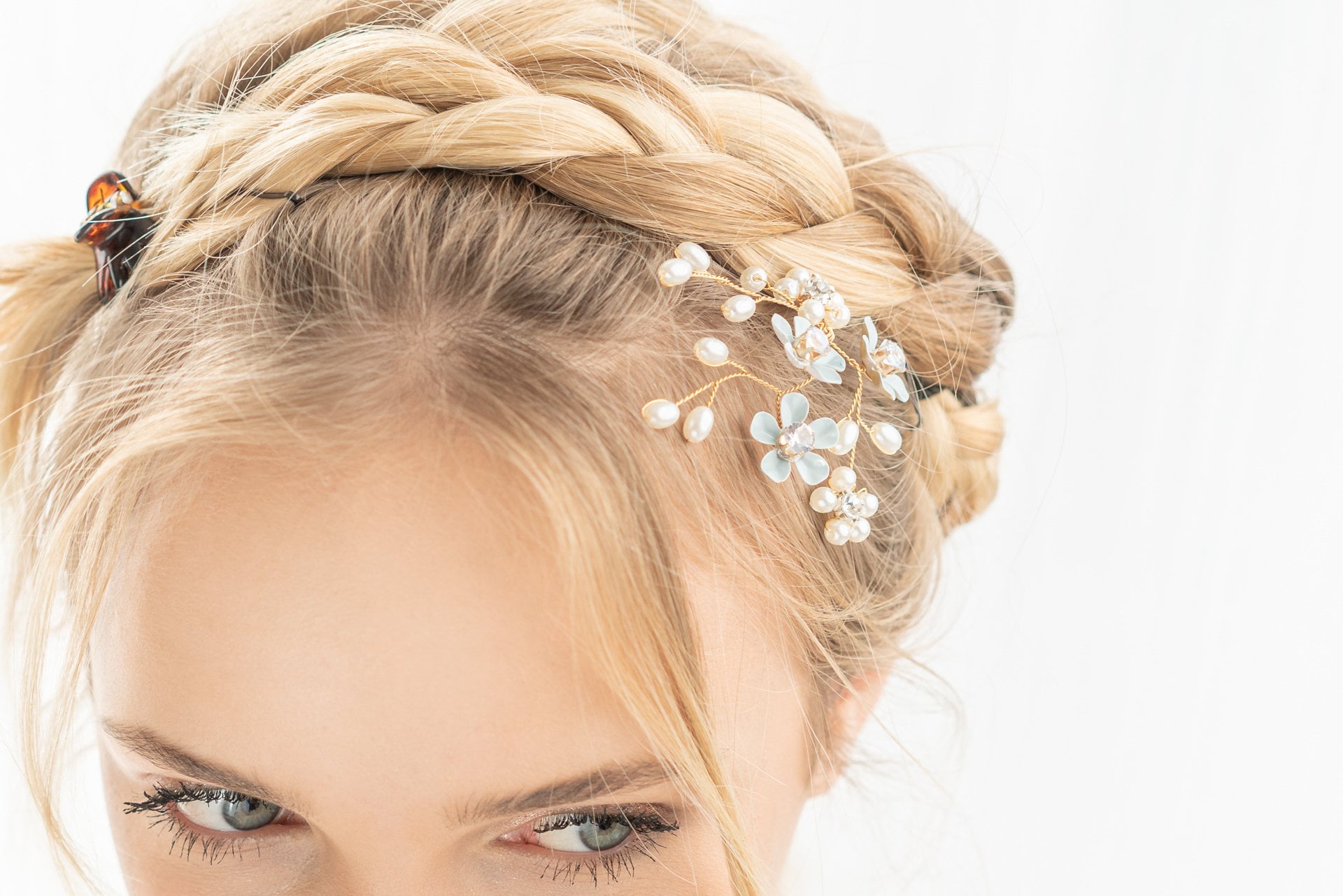 Ideas de estilismo nupcial con cabello trenzado: Algo azul para la novia, horquillas con flores, pedrería y perlas de Alicia's Diary.
