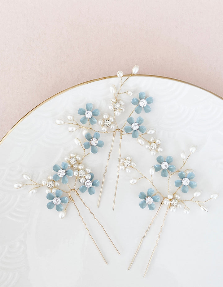 Goldenes Haarpin Set mit blauen Details, Blumen, Strass und Perlen von Alicia's Diary