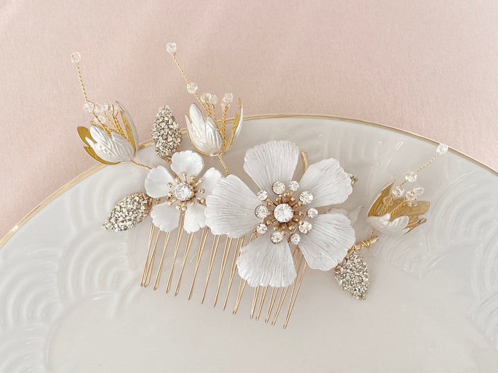Haarclip für die klassische Hochzeit im Freien, glitzernde Haar Deko für die Braut, Porzellan Blumen Brautschmuck - Schmuck für die Braut von  Alicia's Diary