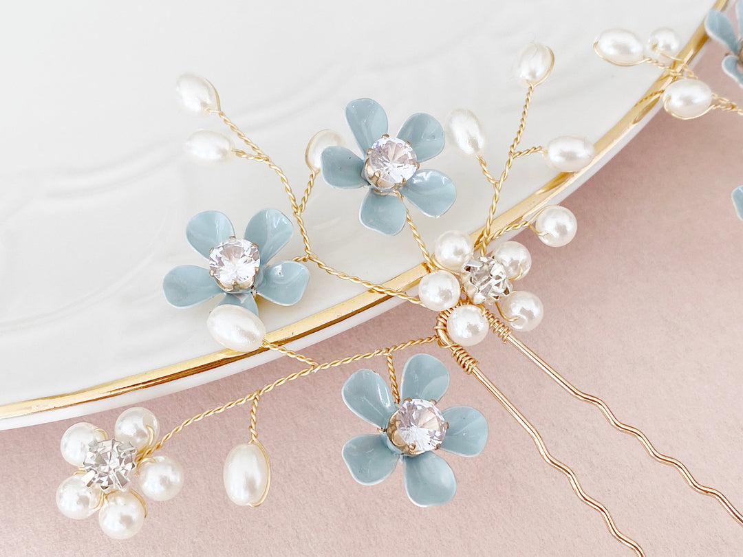 Hochzeit Schmuck Set aus drei goldenen Haarpins mit blauen Blumen und Perlen von Alicia's Diary