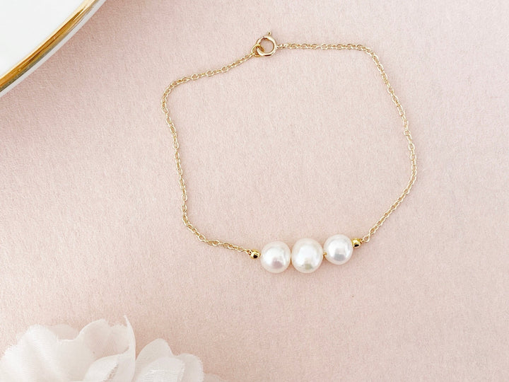 Pulsera de perlas con tres perlas de agua dulce, pulsera de conchas, pulsera apilable delicada, pulsera de eslabones, regalo para novia, pulsera de oro, regalo de cumpleaños - kissedby.shop