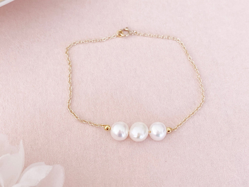 Perlen Armband mit drei Süßwasserperlen, Muschel Armband, zartes Stapelarmband, Gliederarmband Geschenk Freundin Armband gold Geburtstagsges - kissedby.shop