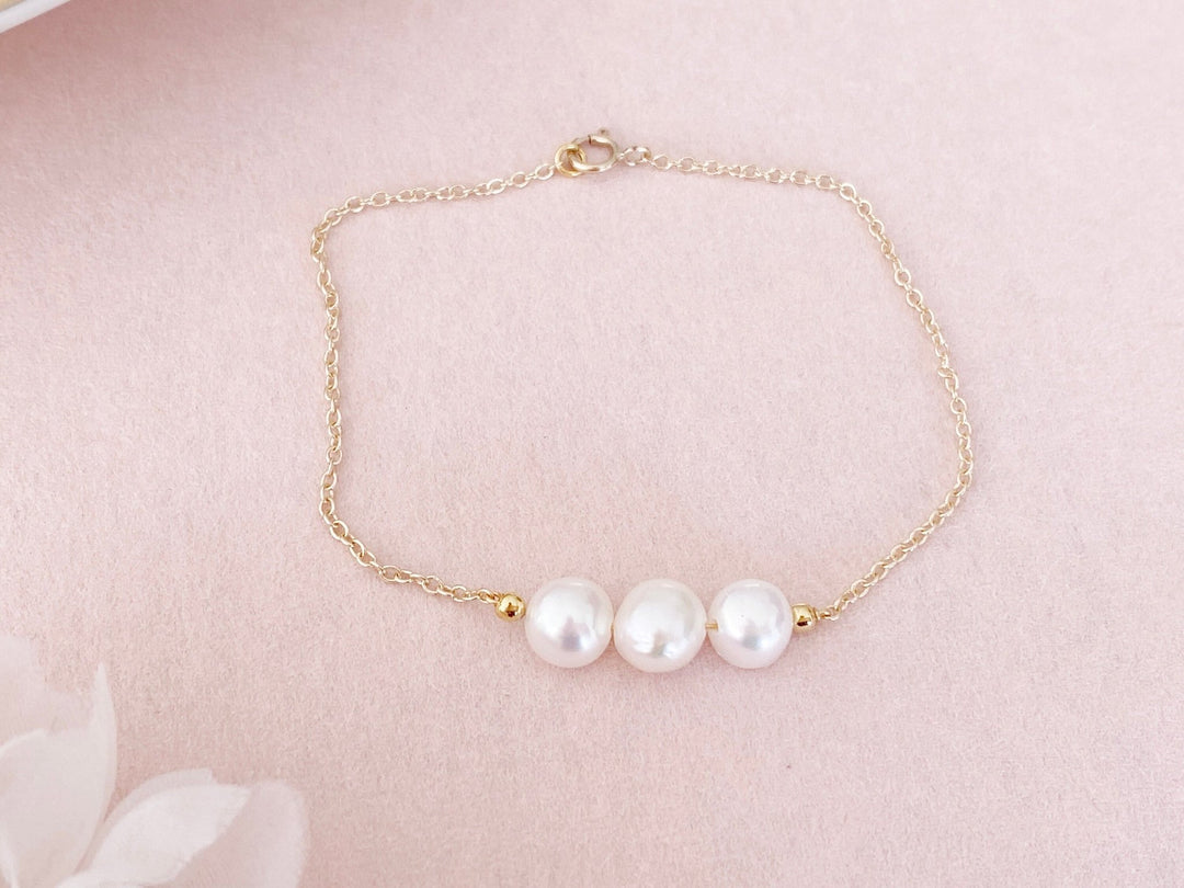 Pulsera de perlas con tres perlas de agua dulce, pulsera de conchas, pulsera apilable delicada, pulsera de eslabones, regalo para novia, pulsera de oro, regalo de cumpleaños - kissedby.shop