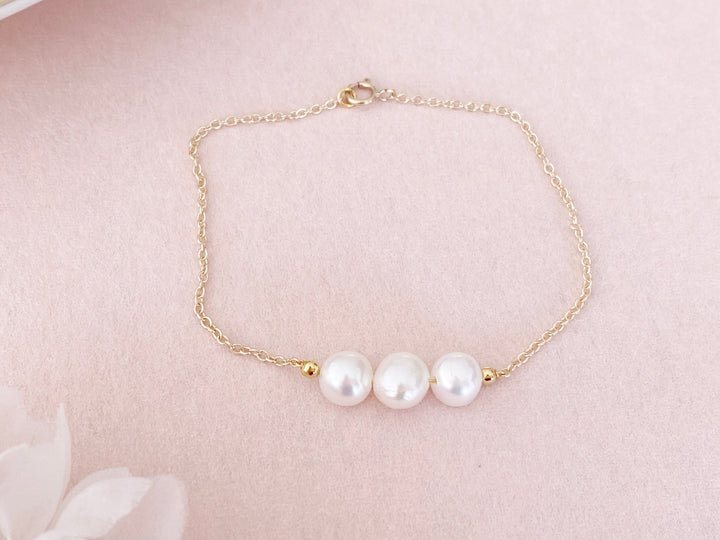 Pulsera de perlas con tres perlas de agua dulce, pulsera de conchas, pulsera apilable delicada, pulsera de eslabones, regalo para novia, pulsera de oro, regalo de cumpleaños - kissedby.shop
