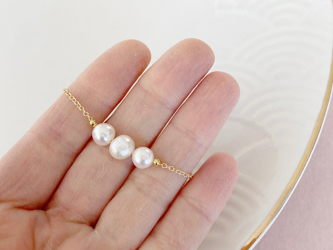 Pulsera de perlas con tres perlas de agua dulce, pulsera de conchas, pulsera apilable delicada, pulsera de eslabones, regalo para novia, pulsera de oro, regalo de cumpleaños - kissedby.shop