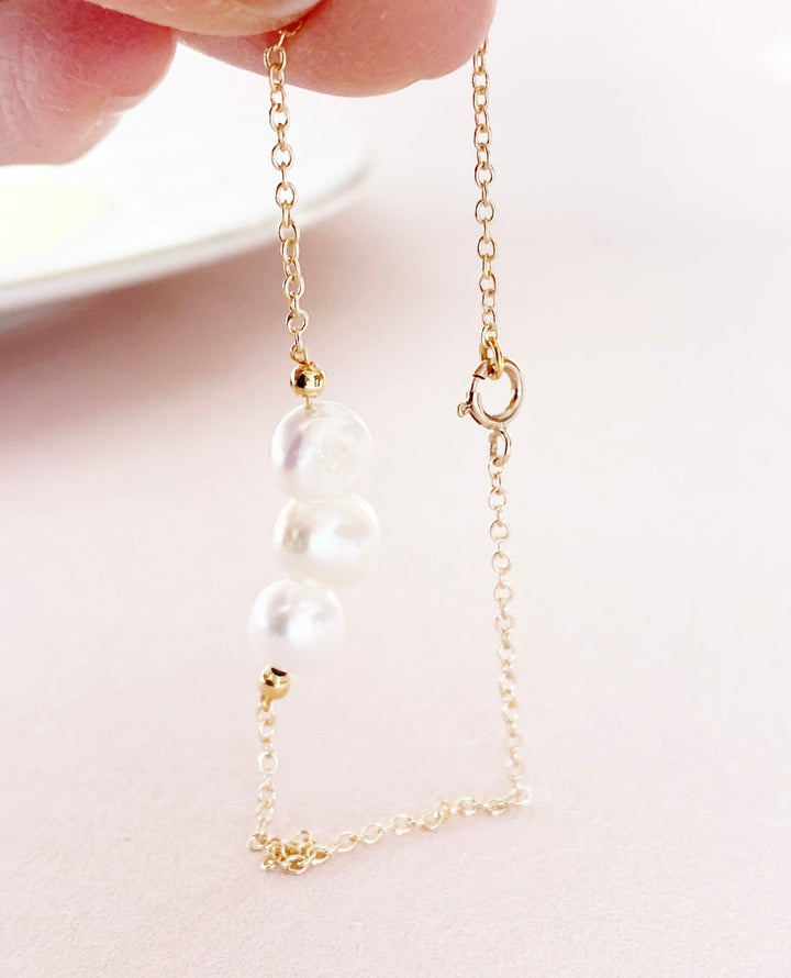 Pulsera de perlas con tres perlas de agua dulce, pulsera de conchas, pulsera apilable delicada, pulsera de eslabones, regalo para novia, pulsera de oro, regalo de cumpleaños - kissedby.shop